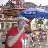 Kieran macht ein Bier leer bevor das Volksfest anfngt