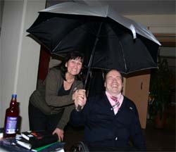 Wolfgang und Margarethe singen im Regen mit ihren Preisen